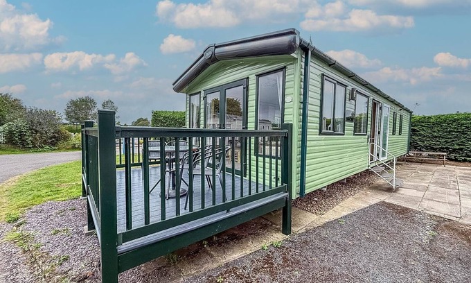 Skegness House | Lovely 8 berth caravan with front decking at Southview, Skegness ref 33025S