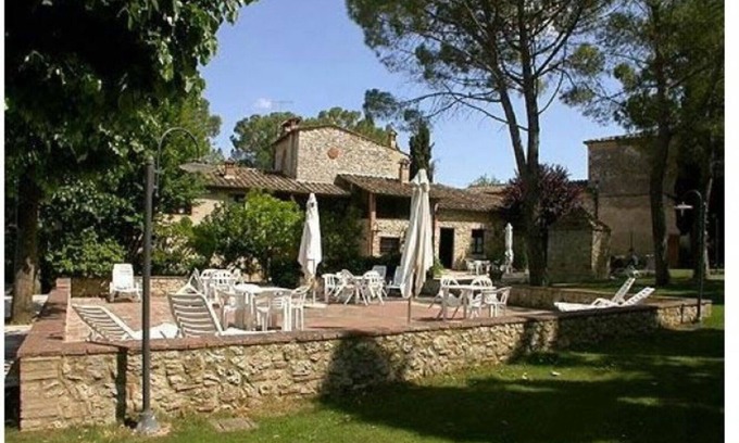 Colle di Val d'Elsa House | Lovely apartment in villa for 4 people with pool, TV, patio and pets allowed
