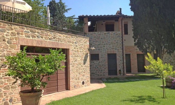 Popoltaio-Schiacciato Villa | Lovely apartment in villa for 4 guests with A/C, pool, WIFI, TV and terrace