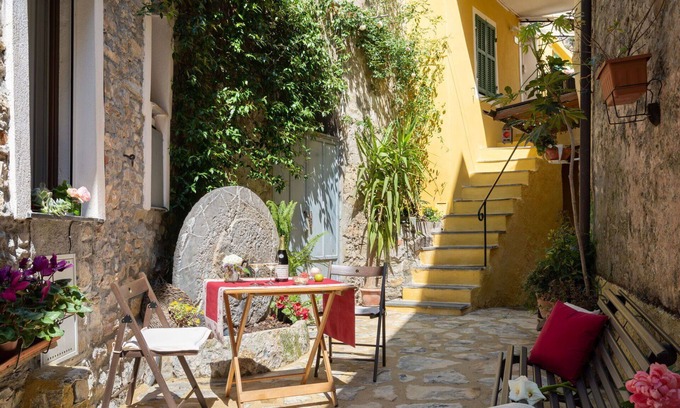 Pietrabruna Apartment | Lovely apartment for 4 people with A/C, WIFI, TV, terrace and pets allowed