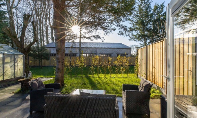 Wolphaartsdijk Apartment | Lovely apartment for 2 guests with hot tub, WIFI, TV, terrace and pets allowed