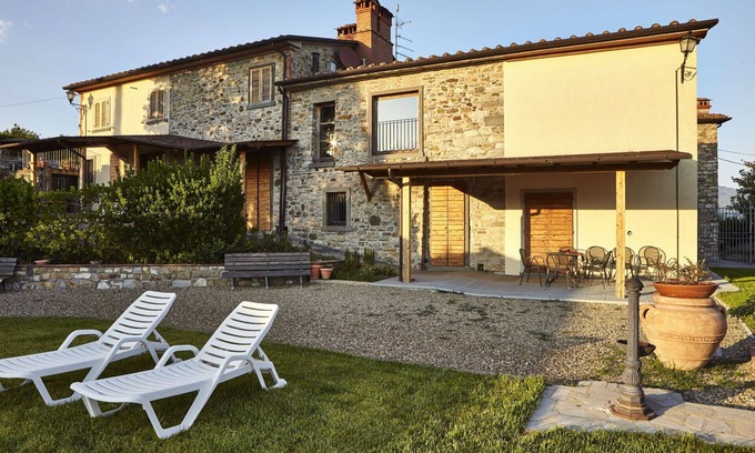 Capolona Apartment | Lovely apartment for 5 people with WIFI, pool, TV, pets allowed and panoramic view, close to Are.