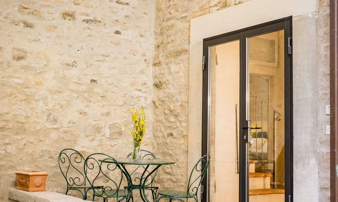 Cortona Old Town Apartment | Lovely apartment for 6 people with WIFI, A/C, TV and patio
