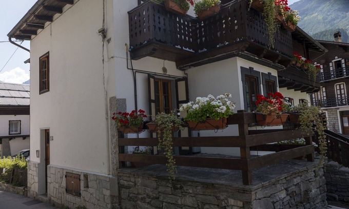 Macugnaga Apartment | Lovely apartment for 6 guests with TV, balcony, pets allowed and panoramic view