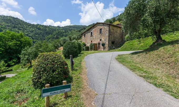 Pescia Apartment | Lovely apartment for 6 guests with WIFI, pool, TV, patio and pets allowed