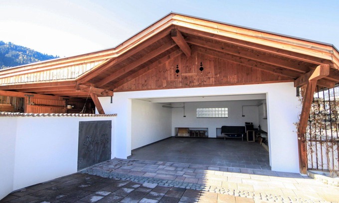 Axams Apartment | Lovely apartment for 7 people with WIFI, TV, balcony, pets allowed and panoramic view