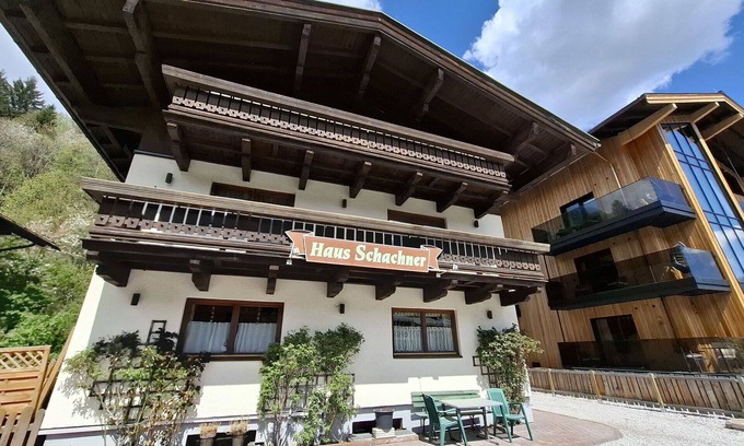 Saalbach-Hinterglemm Apartment | Lovely apartment for 8 people with WIFI, TV and balcony