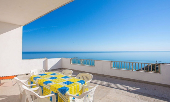 Peschici Apartment | Lovely apartment for 7 people with WIFI, TV, terrace and pets allowed