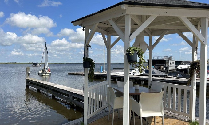 Uitgeest Apartment | Lovely apartment for 4 people with WIFI, TV, balcony, pets allowed and parking