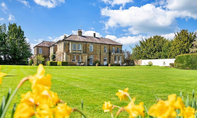 Thirsk Apartment | Lovely apartment for 6 people with pool, hot tub, WIFI and terrace