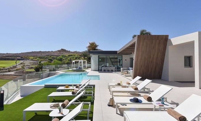 Salobre Villa | Lovely apartment in villa for 10 people with private pool, WIFI, A/C, TV, terrace and pets allowed