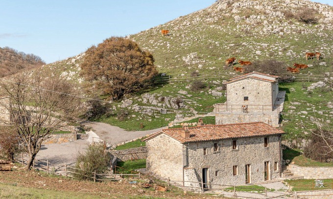 Arcidosso House | Lovely apartment in villa for 2 guests with patio, pets allowed and panoramic view