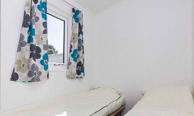 Houthalen House | Lovely apartment in villa for 6 guests with pool, hot tub, TV, terrace and parking