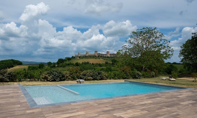 Monteriggioni Apartment | Lovely apartment for 2 guests with pool, A/C, WIFI, TV and pets allowed, close to Siena