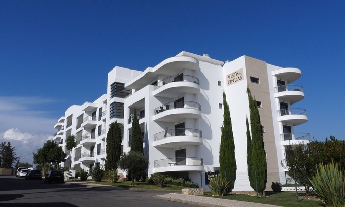 Olhos D'Agua Apartment | Lovely Apartment Overlooking The Pool And Tennis Court With Sea View