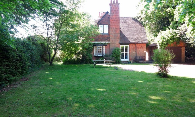 New Forest District Cottage | Lovely Arts and Crafts New Forest cottage, close to beaches and Lymington