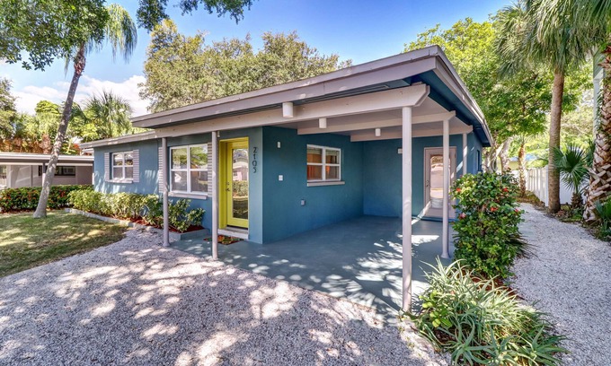 Indian Rocks Beach House | Lovely Beach Bungalow 1 block from Beach w/Swimming Pool & Awesome Backyard