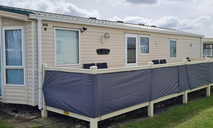 Ingoldmells House | Lovely caravan with decking at Coral Beach Park in Lincolnshire ref 77001CB