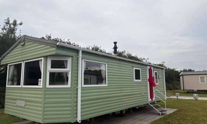 Newquay House | Lovely caravan with decking at Newquay Holiday Park, Cornwall, ref 93008H