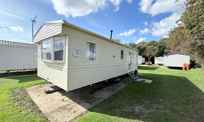 Hopton House | Lovely caravan with free Wi-Fi at Broadland Sands Park, Suffolk ref 20020BS