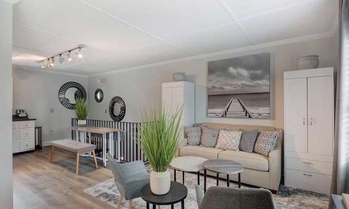 Hitch Village - Fred Wessels Homes Apartment | Lovely Carriage House In the Middle of Downtown