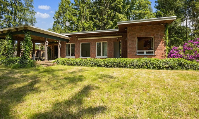 Oud-Turnhout House | Lovely chalet in Arendonk with terrace
