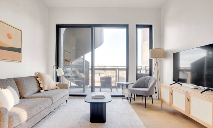 City Park West Apartment | Lovely City Park 2BR w/ Balcony & W/D, near Uptown dining, by Blueground