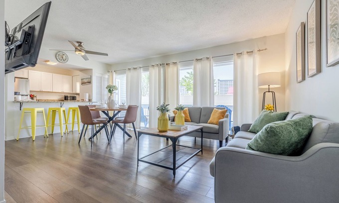 Destin Condo | LOVELY CONDO in the heart of Destin with sharednPOOL,Wi-Fi and PATIO