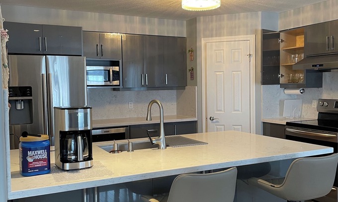 London House | Lovely & cozy 3Bdr | 7 person| 2baths | 1 free driveway parkings | street pkgs