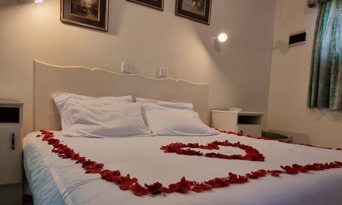 Bulawayo Apartment | Lovely Deluxe Room - 2086