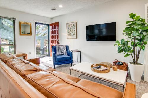 Druid Hills Apartment | Lovely Hendersonville Apt with Deck 1 Mi to Main St