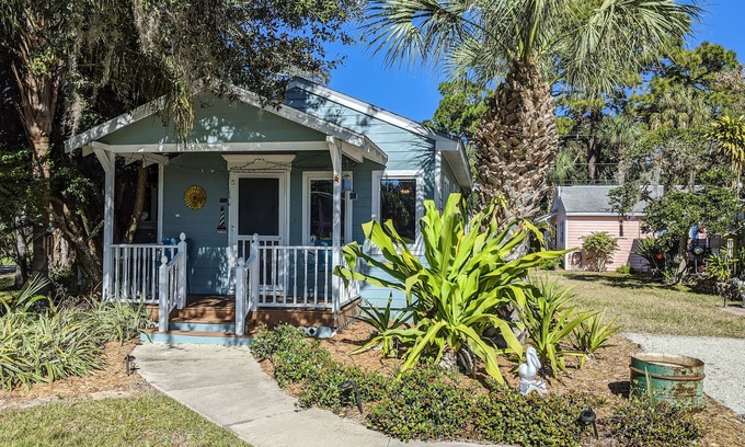Laurel Cottage | Lovely hideaway near beach with decks & enclosed yard, high-speed WiFi & AC
