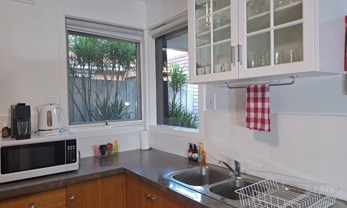Murrumbeena House | Lovely home away from home, double garage for 2 cars.