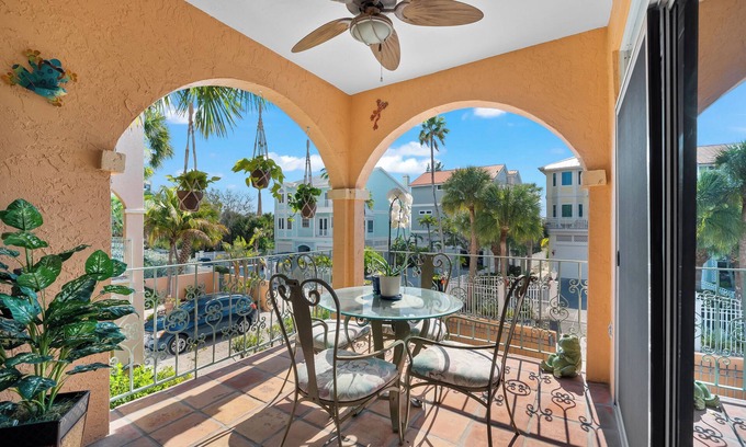 Siesta Key Village Condo | Lovely Home Near Siesta Key Village