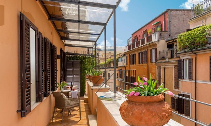 Rione III Colonna Apartment | Lovely Home Spanish Steps with Balcony