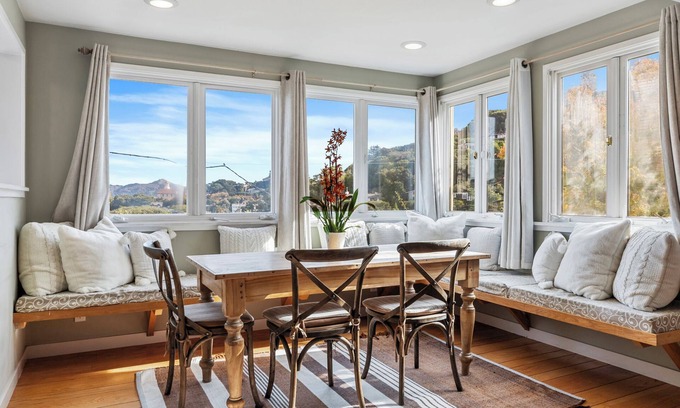 Sausalito House | lovely Home with Jacuzzi, Fireplace & Harbor View