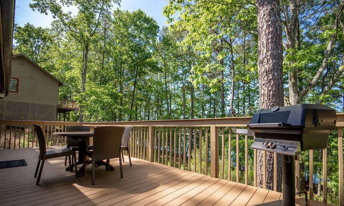 Buford Cabin | Lovely Lake House with Private Deck + Washer/Dryer