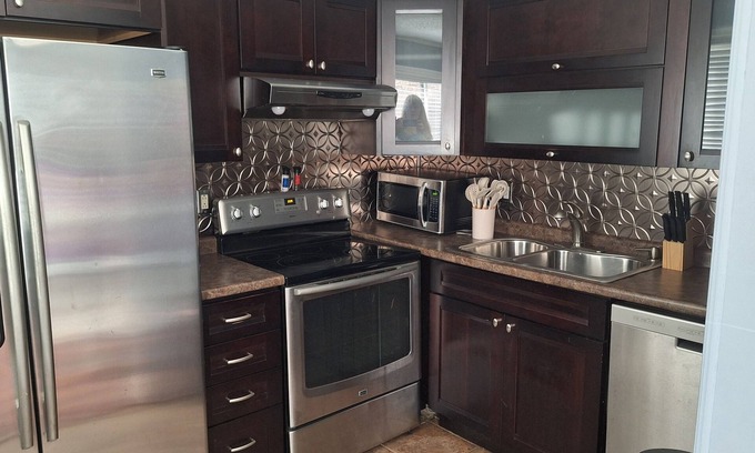 Downtown Knoxville Apartment | Lovely Lower-Level 2-bedroom apartment close to UT and medical facilities.