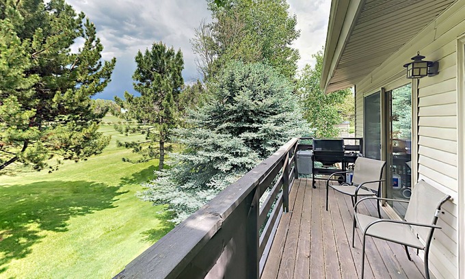 Carbondale Condo | Lovely mountain condo overlooking golf course with WiFi & private washer/dryer