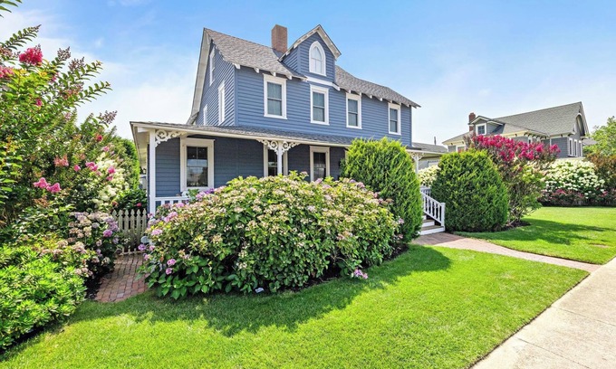 Beach Haven Apartment | Lovely Oceanside Apartment In Historic Home