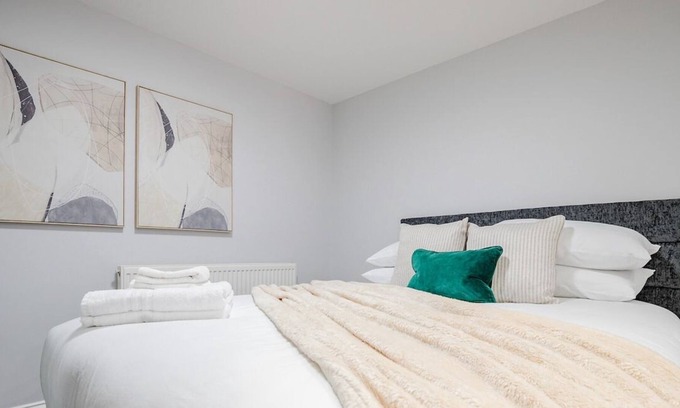 Evesham Apartment | Lovely One Bed Town Centre Studio