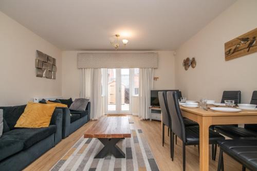 Tipton House | Lovely refurbed 4 bed house in Black Country