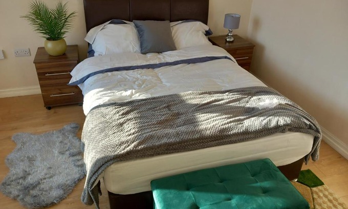 Thamesmead House | Lovely Shared 3 Bed Home Near The Thames