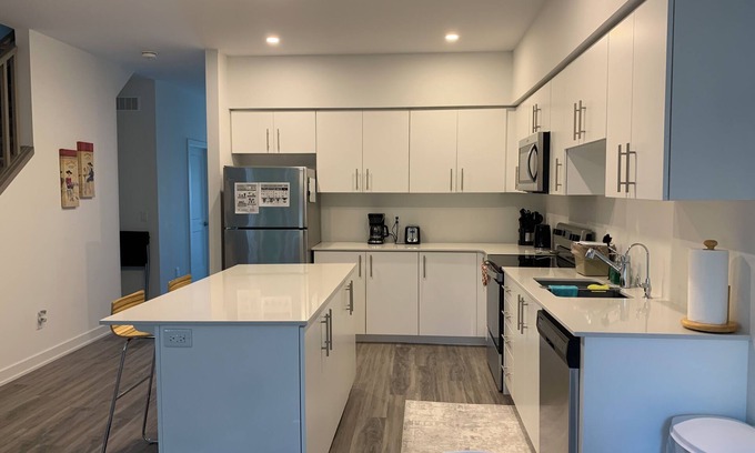 Rosemount House | Lovely Townhouse. 5 min Fairway Station.12 min Conestoga College.14 min Waterloo