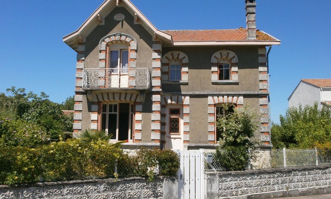 Meschers-sur-Gironde House | Lovely VILLA. WALK to Beach,restaurants,town,shops family friendly, WIFI, 12pers