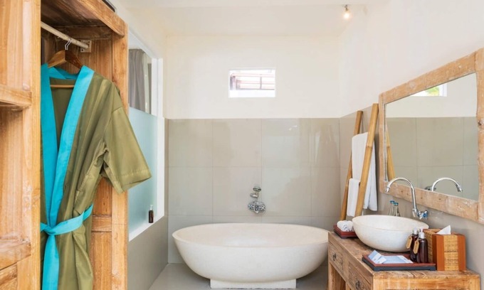 Kenderan Villa | Lovely Villa with a gorgeous bathtub