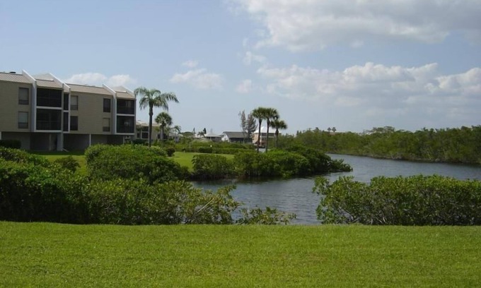 Mid Island Condo | Lovely Waterfront Condo.