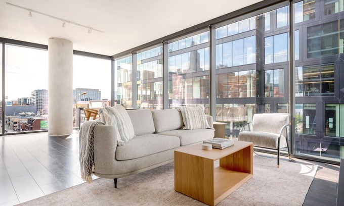West Loop Apartment | Lovely West Loop 2BR w/W/D, Gym & Lounge, nr L, by Blueground