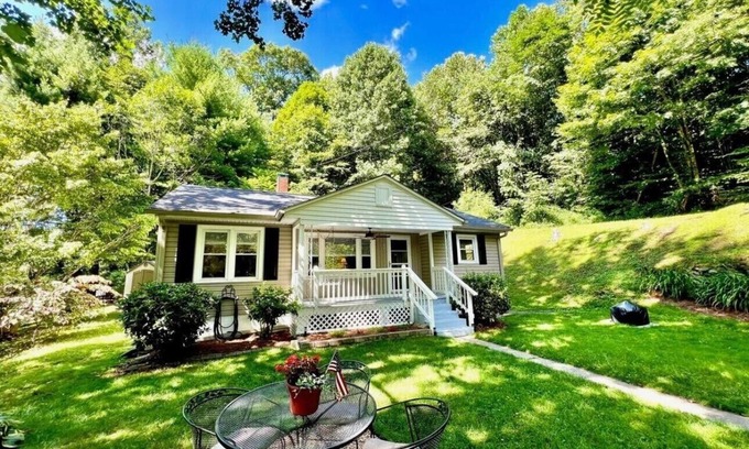 Lansing Cottage | LOW AUGUST RATES! Cozy Cottage with private setting in Lansing, NC
