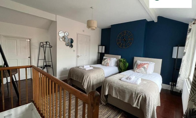 Coventry Apartment | LOW rate for Winter - 4 Bedroom House and 3 Baths -Near City Centre Coventry with unlimited Wi-fi - 8DSC